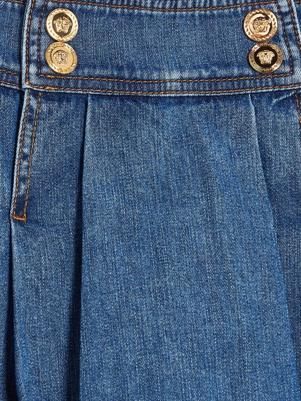 Minigonna Medusa denim plissettata per bambina Versace Kids blu con chiusura con doppio bottone - Image 3